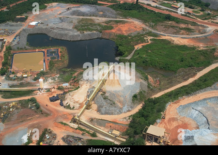 Antenne der Oberfläche Gold Mine, Erz Haufen, Talon und Förderbändern in Ghana, Westafrika Stockfoto