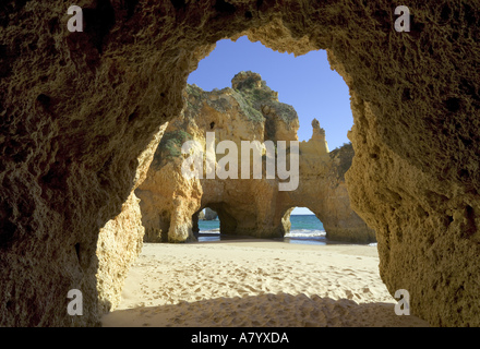 Alvor, Praia dos Tres Irmaos, Höhlen in den Felsen Stockfoto