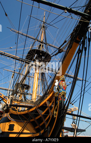 HMS Victory, das älteste Marineschiff und berühmten 104 Pistole Kriegsschiff in Portsmouth Historic Dockyard. Bug, Aushängeschild und Wappen. England Großbritannien Stockfoto