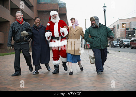 Weihnachtsmann und Freunden erleichtern auf Down the Road Stockfoto