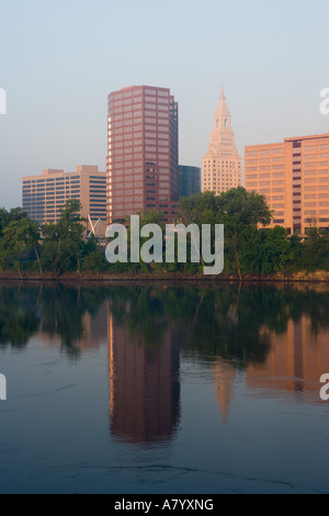 Die Skyline von Hartford, Connecticut spiegelt sich in den Connecticut River. Stockfoto