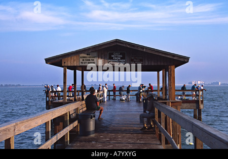 Nordamerika, USA, Florida, Sanibel Island.  Fishing Pier auf Sanibel Island. Stockfoto