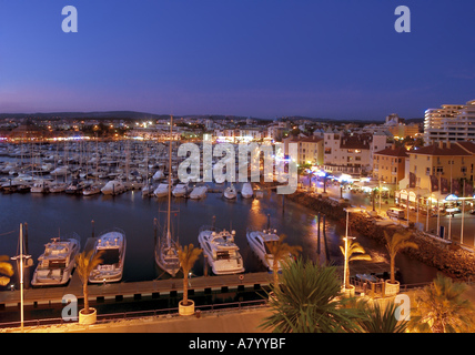 Portugal, Algarve, Vilamoura Marina bei Nacht Stockfoto