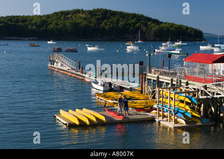 See-Kajaks auf dem kommunalen Pier in Bar Harbor, Maine USA Stockfoto