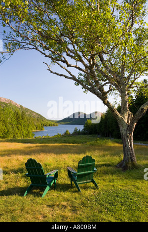 Die Adirondack Stühle auf dem Rasen des Jordan Teichhaus in Maine Acadia Nationalpark Stockfoto