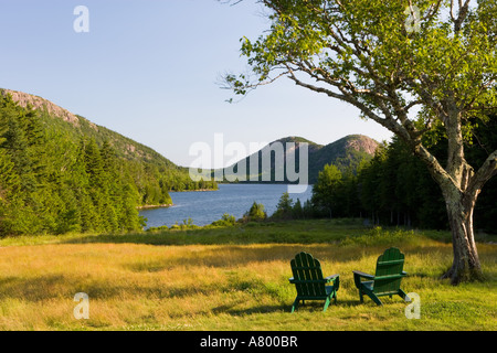 Die Adirondack Stühle auf dem Rasen des Jordan Teichhaus in Maine Acadia Nationalpark Stockfoto