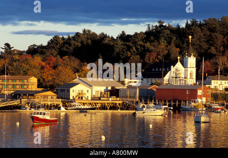 Boothbay Harbor, ME. Boothbay Harbor, Maine im Herbst.  Maria Königin des Friedens katholische Kirche. Stockfoto