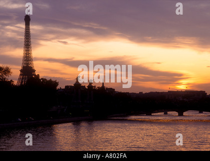 Der Eiffelturm Skyline der Stadt und Fluss bei Sonnenuntergang Paris Frankreich Stockfoto