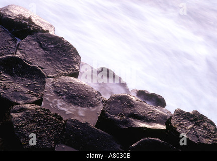 Nahaufnahme von Steinen und Meer bei The Giants Causeway Antrim Nordirland Vereinigtes Königreich Stockfoto