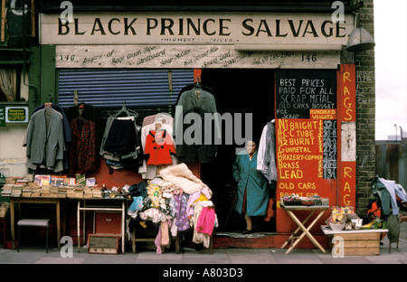 Black Prince Salvage-Shop in schwarz Preis Road South London. Stockfoto