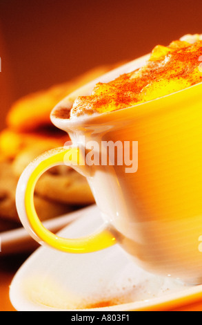 Kaffee mit Keksen im Hintergrund Stockfoto