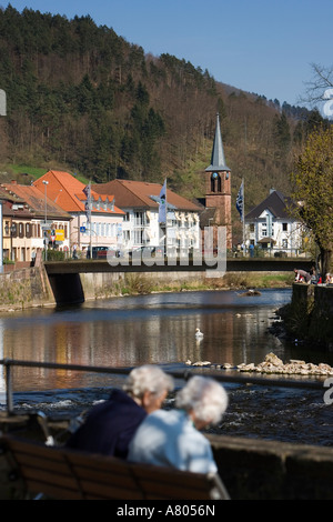 Ältere Damen sitzen am Ufer des Flusses Kinzig Wolfach Schwarzwald Deutschland April 2007 Stockfoto