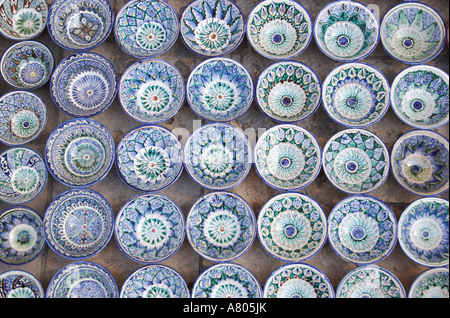 Traditionell bemalten Schalen am Straßenstand Stockfoto