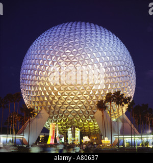 Die riesige silberne Kugel vom Raumschiff Erde beleuchtet in der Nacht auf den EPCOT Center Disneyworld Florida USA Stockfoto