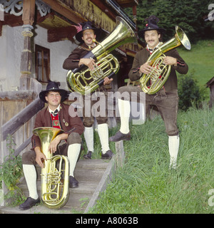 Drei Männer Mitglieder einer Tiroler Band hält große Blasinstrumente in österreichischen nationalen Kleid der Tirol Österreich Europa Stockfoto