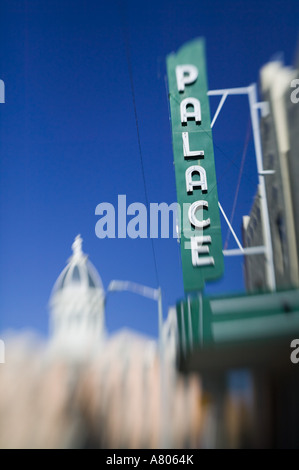 USA, TEXAS, West-Texas, Marfa: Presidio County Courthouse (b.1886) & Palace Theater Zeichen / defokussierten Stockfoto