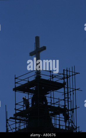 Kirche-Kirchturm mit einem umgebenden Gerüst Silhouette repariert wird Stockfoto