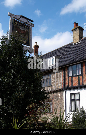 Zeichen und Street Kneipenszene in kleinen Walsingham, Norfolk, England Stockfoto