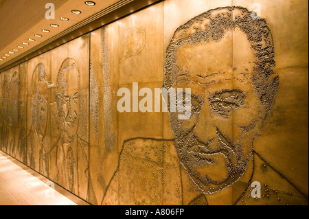 USA, TEXAS, Austin: Lyndon Baines Johnson Presidential Library & Museum LBJ Relief in der Aula Stockfoto