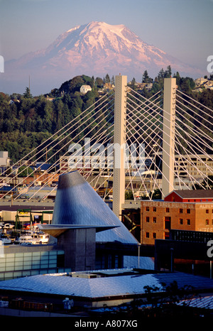 USA, Washington, Tacoma. Glasmuseum gekippt Kegel, Schrägseilbrücke & Mt. Rainier sind Symbole der Stadt Stockfoto