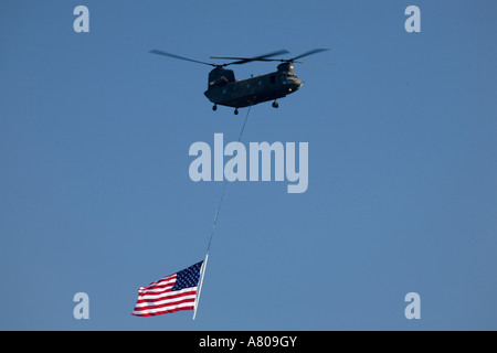 WA, Seattle, Boeing Chinook-Hubschrauber mit amerikanischen Flagge am SEAFAIR Stockfoto