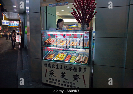 CHINA-HANGZHOU-Kabob Spieße mit bunten glasierten Früchten zum Verkauf in Storefront auf Straße in Hangzhou in der Nacht Stockfoto