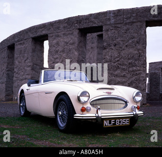 Kent Lambert 1967 Austin Healey BJ8 Photohgraphed vor Stonehenge bei Maryhill, Washington. Stockfoto