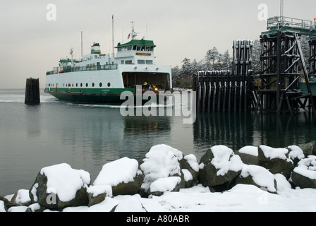 Nordamerika, USA, WA, Whidbey Island, Keystone.  Fähre von Port Townsend kommt bei der Landung Stockfoto