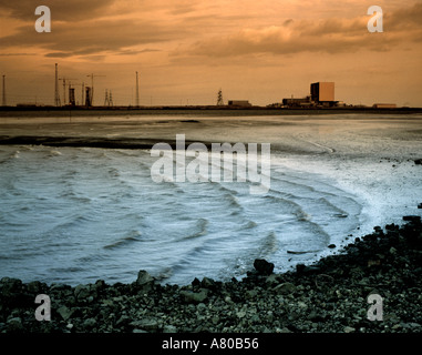 Hartlepool Nuclear Power Station gesehen über die Mündung des Tees, Teesside, England, UK. Stockfoto