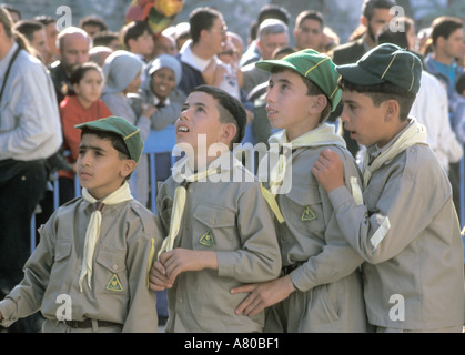 Palästinensische Pfadfinder feiern mit Spannung beobachten Manger Square Bethlehem Palestinian National Authority Stockfoto