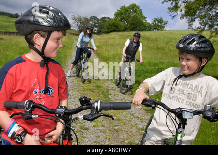 Kinder, die Radfahren in Cumbria Stockfoto