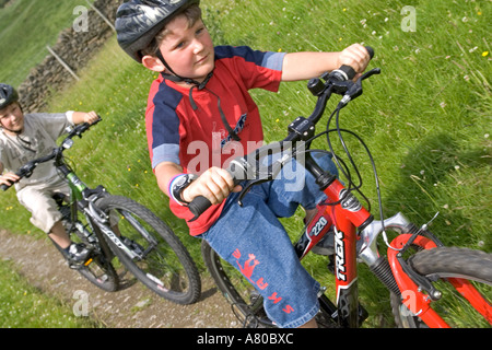 Kinder, die Radfahren in Cumbria Stockfoto