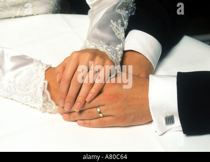 Braut und Bräutigam Hand in Hand mit Trauringe Stockfoto
