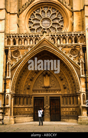 Vor dem Eingang Bristol Kathedrale England Stockfoto