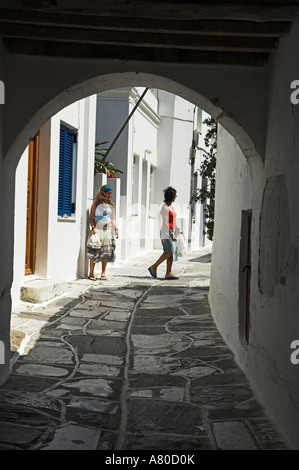 Kleine Gasse im Dorf Lefkes Insel Paros in Griechenland Stockfoto