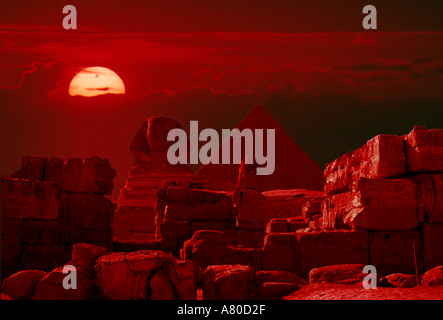 Die große Sphinx mit Chephren s Pyramide hinter in Ägypten nahe Kairo Stockfoto