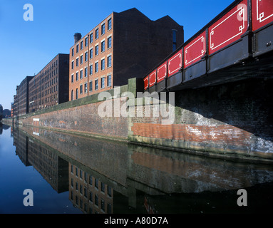 Ancoats Conservation Area Manchester Rochdale Kanal mit Waulk Mill im Vordergrund und Murrays Mühlen im Hintergrund Stockfoto