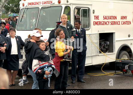 Familien, die Trauer um 9/11 Angriff Heilsarmee Minnesota erinnert sich Trauerfeier State Capitol. St Paul Minnesota MN USA Stockfoto