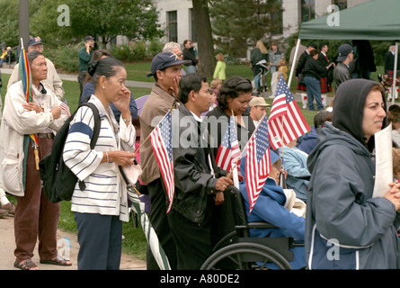 Heterogene Gruppe von Menschen an 9/11 Memorial service mit Fahnen. St Paul Minnesota MN USA Stockfoto