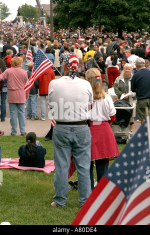 Paar Alter 40 Holding Flagge am Minnesota erinnert sich an 9/11 Memorial Service State Capitol. St Paul Minnesota MN USA Stockfoto