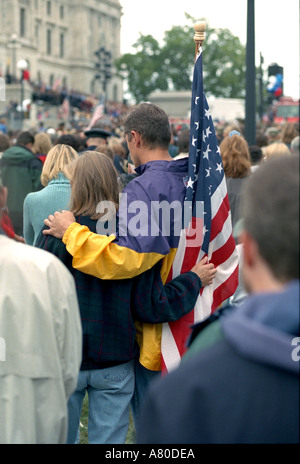 Paar trauernde mit Fahne State Capitol Minnesota erinnert sich an der Trauerfeier für die Opfer von 9/11. St Paul Minnesota MN USA Stockfoto