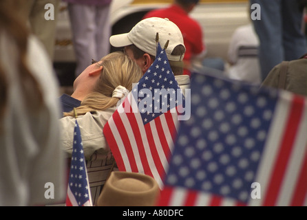 Junges Paar hinter Fahnen auf Minnesota erinnert sich an der Trauerfeier für die Opfer von 9/11 State Capitol. St Paul Minnesota MN USA Stockfoto