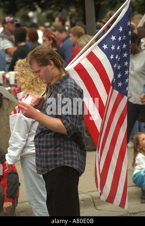 Junges Paar halten große Flagge am Minnesota erinnert sich Trauerfeier im Capitol für 9/11 Opfer. St Paul Minnesota MN USA Stockfoto