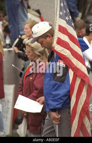 Paar mit Programm mit Fahne in Minnesota, erinnert sich der Trauerfeier im Capitol für 9/11 Opfer. St Paul Minnesota MN USA Stockfoto