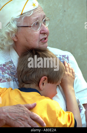 Dem zweiten Weltkrieg Krankenschwester Holding Enkel 8 Jahre am Memorial-Day-Service. St Paul Minnesota MN USA Stockfoto