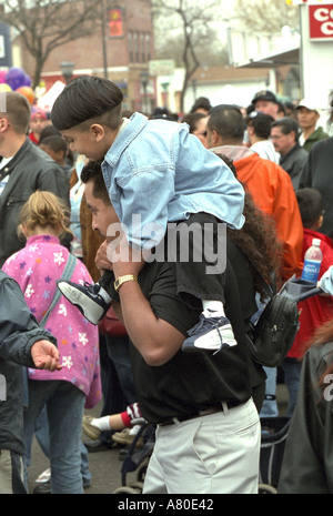 Vater mit Sohn Alter 32 und 6 bei Cinco De Mayo-Parade. St Paul Minnesota USA Stockfoto