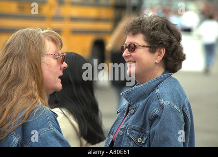 Frauen im Alter 44 sprechen neben Bus am Cinco De Mayo. St Paul Minnesota USA Stockfoto