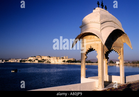 Indien, Rajasthan, Udaipur und das Stadtschloss gesehen von Jag Mandir (kleiner Palast am Pichola-See) Stockfoto