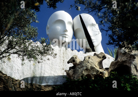 Spanien, Katalonien, Port Lligat, Salvador Dali-Haus-Museum, Castor und Pollux' Statuen Stockfoto