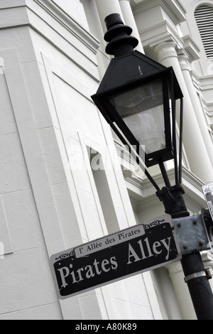 Wegweiser und Lampe für Piraten Alley in Jackson Square New Orleans Louisiana Stockfoto